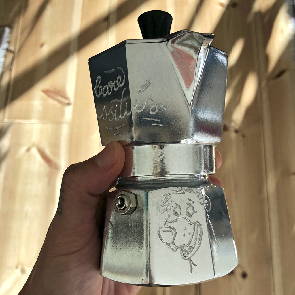 Cafetera Bialetti Moka Express Grabada a mano Bare Necessities
