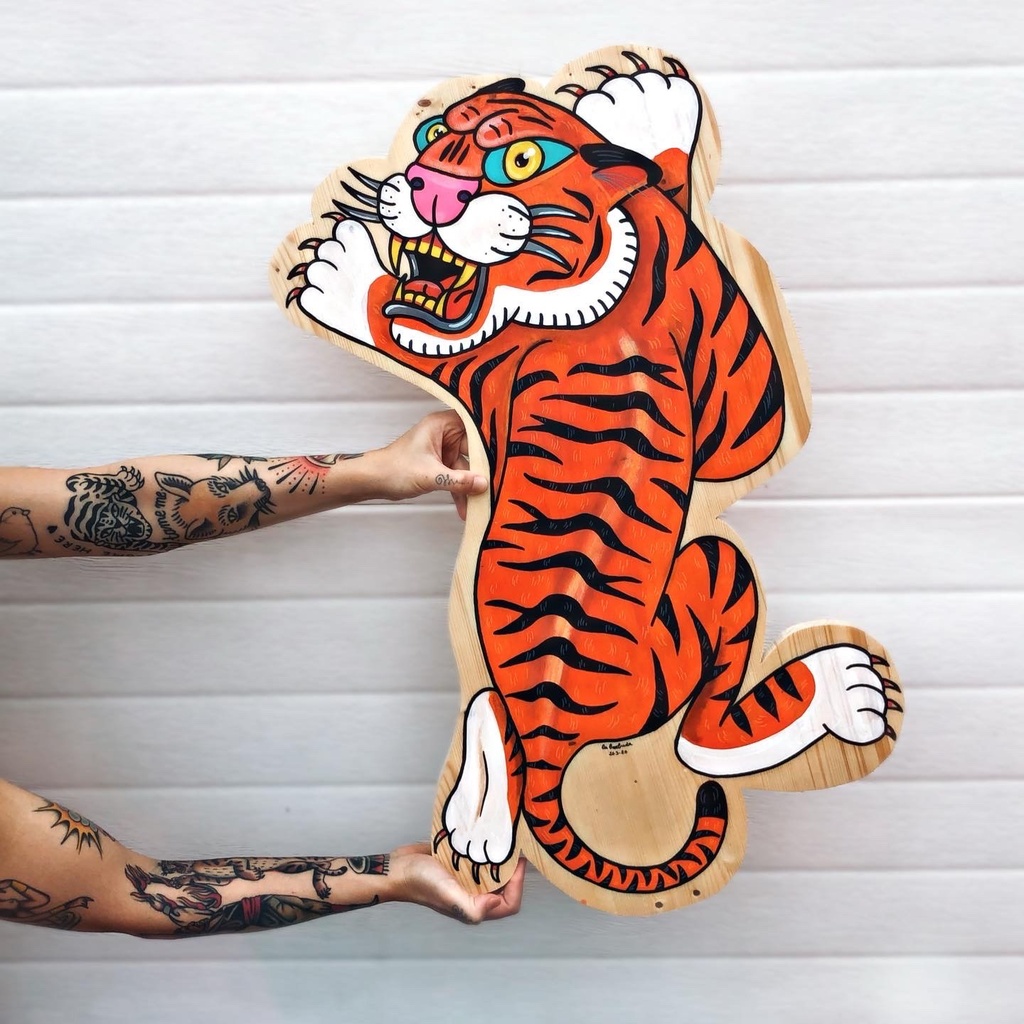 Tigre de madera pintado a mano