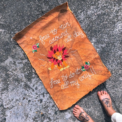 Dibujo original León free sobre papel de hojas reales