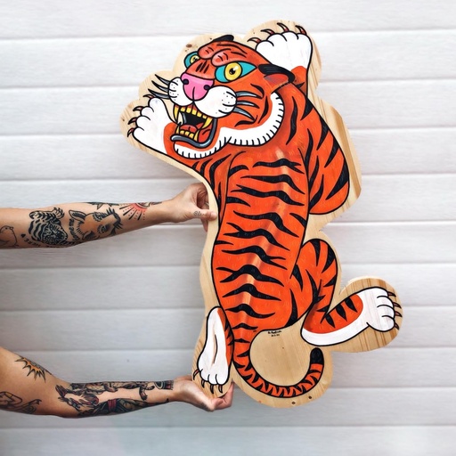 Tigre de madera pintado a mano